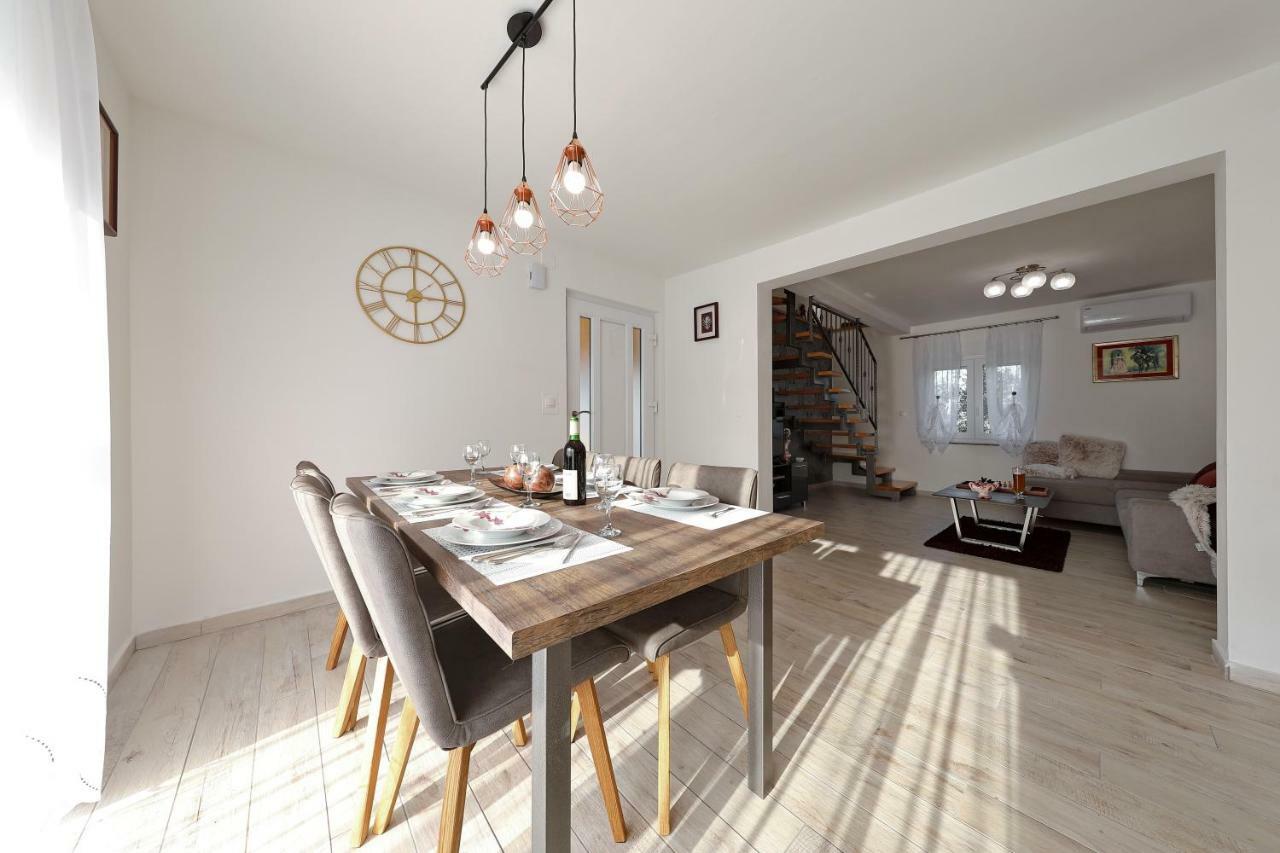 Holiday Home Hrast Debeljak Εξωτερικό φωτογραφία