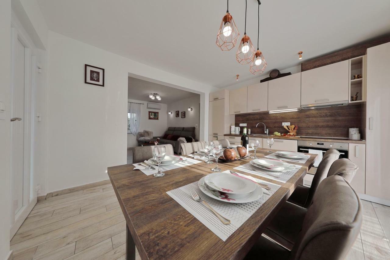 Holiday Home Hrast Debeljak Εξωτερικό φωτογραφία