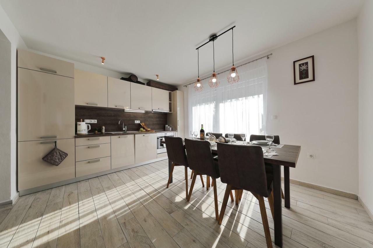 Holiday Home Hrast Debeljak Εξωτερικό φωτογραφία
