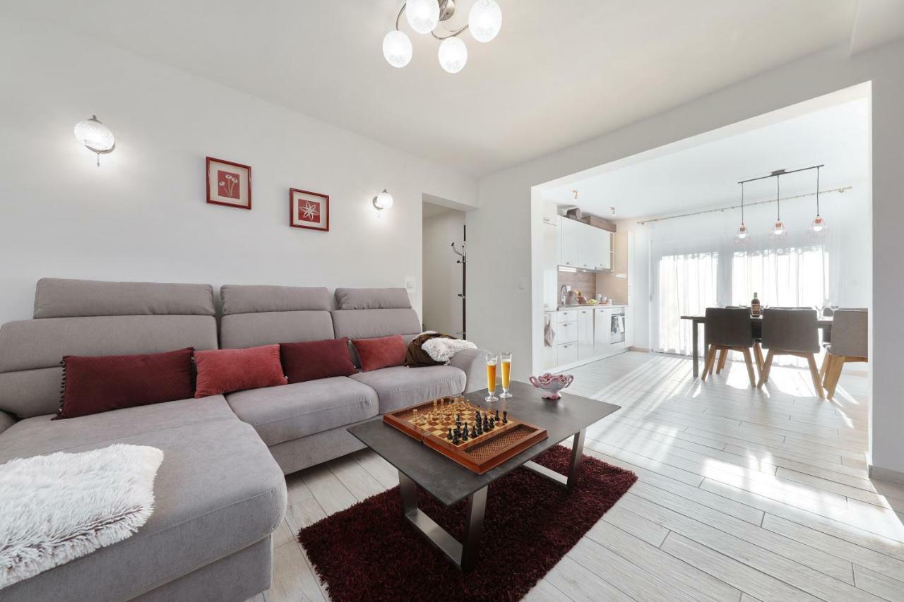 Holiday Home Hrast Debeljak Εξωτερικό φωτογραφία