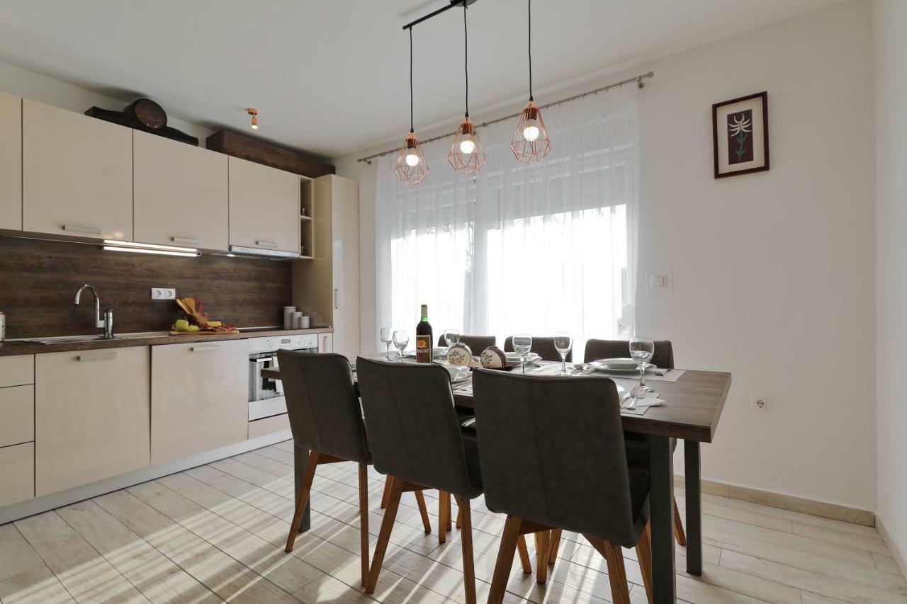 Holiday Home Hrast Debeljak Εξωτερικό φωτογραφία