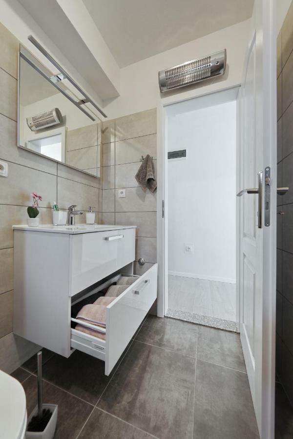 Holiday Home Hrast Debeljak Εξωτερικό φωτογραφία
